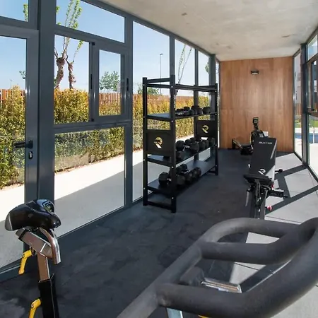 Face A La Piscine Apartment